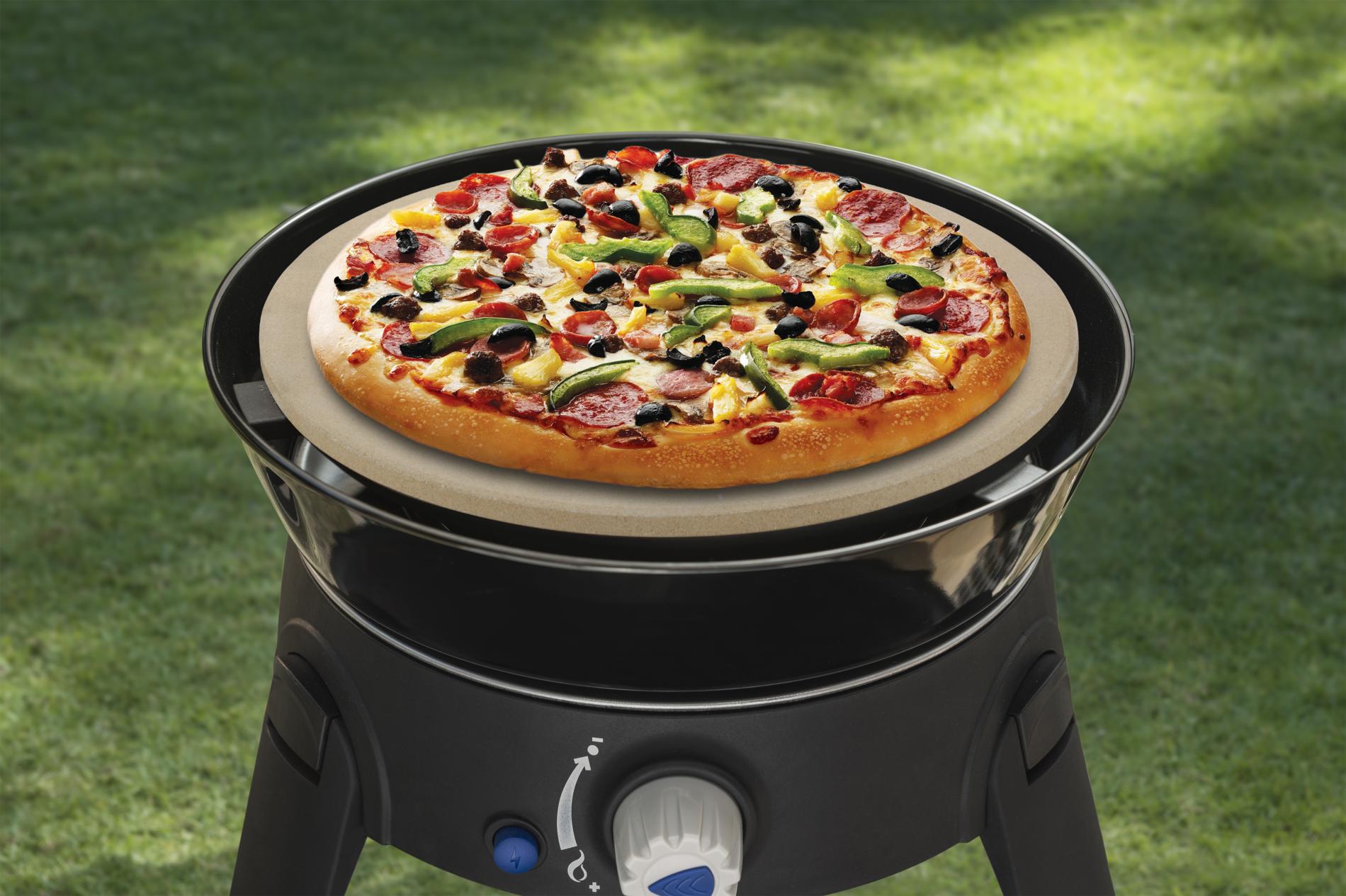 caravan Memo Oswald Pizza bakken op je barbecue met een CADAC pizzasteen | Blog